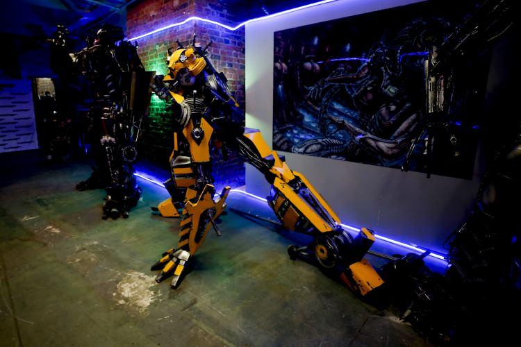 <p>Müzede, "Terminatör", "Transformers", "Çılgın Max" gibi Hollywood'un ünlü filmlerinden 150 karakter de yer alıyor.</p>
