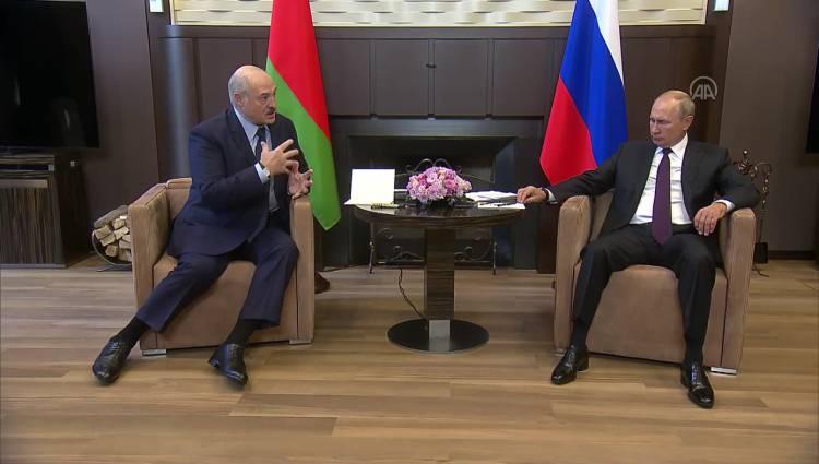 <p>Putin, Belarus’ta yapılan Cumhurbaşkanlığı seçimlerinden sonra ilk yurt dışı ziyaretini Rusya’ya gerçekleştiren Belarus Cumhurbaşkanı Aleksandr Lukaşenko ile Soçi'de bir araya geldi.</p>
