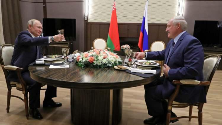 <p>Görüşmenin basına açık kısmında konuşan Putin, Belarus'ta Cumhurbaşkanlığı seçimlerinin ardından oluşan siyasi karışıklığı değerlendirerek, "Belarusluların dışarıdan herhangi bir ipucu verilmeden ve baskı kurulmadan sakin şekilde diyalog aracılığıyla bu durumun çözmesinden ve gelecekteki çalışmayla ilgili ortak karara varmasından yanayız." dedi.</p>
