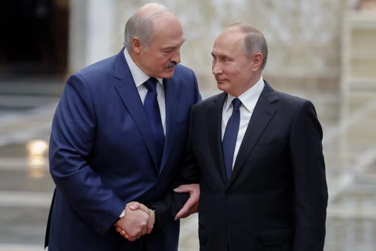 <p>Rusya ile Belarus'un Kolektif Güvenlik Antlaşması Örgütüne (KGAÖ) üye olduğunu ve iki ülke arasında Birlik Devleti Anlaşması'nın bulunduğunu anımsatan Putin, "Rusya, bu anlaşmalara bağlı kalıyor. Anlaşmalardaki tüm yükümlülüklerimizi yerine getireceğiz." ifadesini kullandı.</p>
