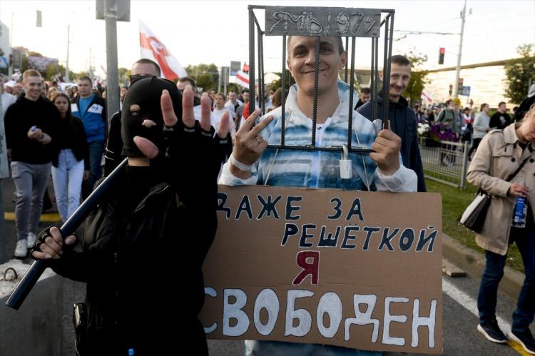 <p>"Belarus'a bu zor zamanda 1,5 milyar dolarlık devlet kredisini vereceğiz." diyen Putin, askeri alanda da iş birliğini geliştirmeye devam edeceklerini dile getirdi.</p>

