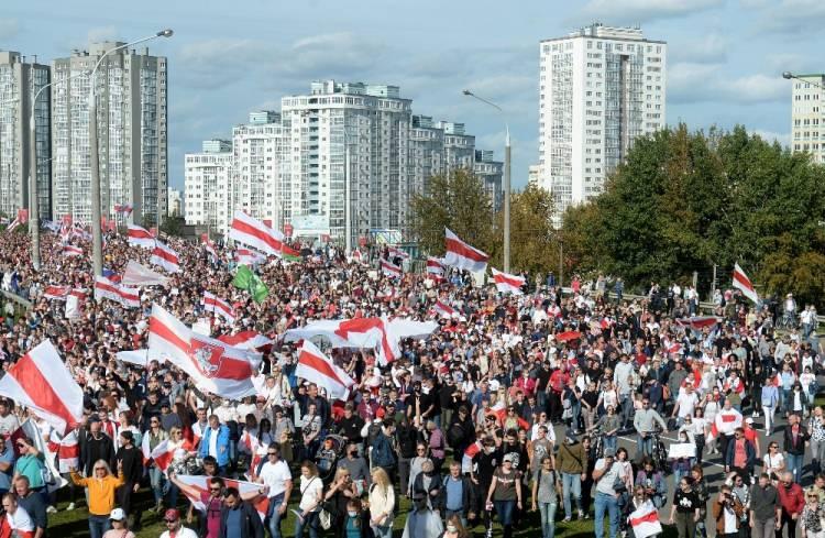 <p>Lukaşenko'nun Belarus anayasasının değiştirilmesi teklifinde bulunduğunu belirten Putin, bu teklifin "mantıklı" ve "uygun" olduğunu söyledi.</p>
