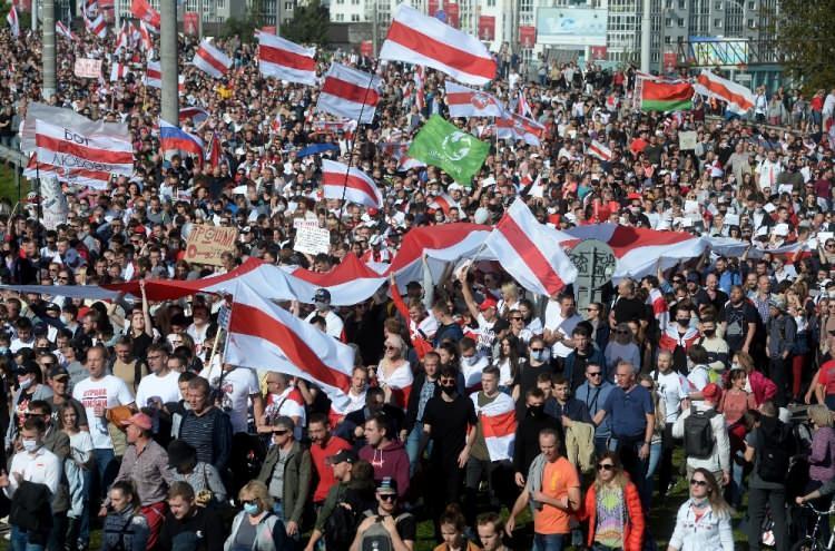 <p>Olaylı seçimler ve sonrası ülkede oluşan koas için Avrupa Birliği (AB) ve ABD'nin baskı yaptığı Belarus'a en büyük destek Rusya'dan geldi. </p>
