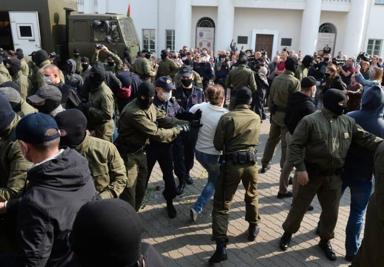 <p>"Belarus sınırların ötesinde ellerini kaşımak isteyen biri varsa, kaşırız." diyen Lukaşenko, Belarus'taki olayların tüm eski Sovyetler Birliği ülkeleri için ders olması gerektiğini vurguladı.</p>
