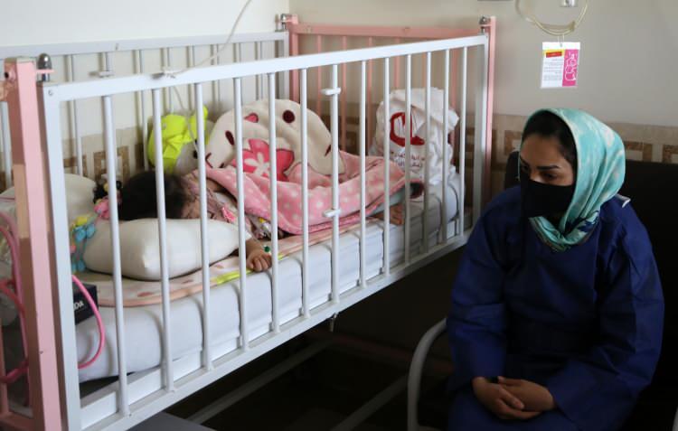 <p>İran'da ağustos ayının sonlarına doğru düşüşe geçen Kovid-19 vakaları, Aşure Günü törenlerinin ardından yeniden yükselişe geçti. Ülke genelinde 31 Ağustos'ta 642 olarak açıklanan günlük vakalar dün 1000'in üzerinde artışla 2 bin 705 olarak kaydedildi. Hayatını kaybedenlerin sayısı da 1 Eylül'de 101 kişiye düşerken 14 Eylül'de 156 dün de 140 oldu.</p>
