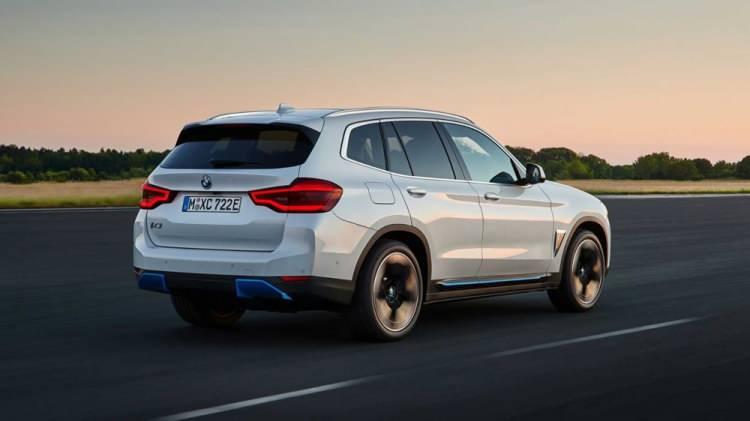 <p>Alman üretici yeni iX3'ün giriş versiyonunda 19" alaşım jantlar, LED farlar, panoramik cam tavan, adaptif hız sabitleyici özelliği de bulunan Driving Assistant Professional, şerit takip sistemi, park sensörü, spor direksiyon simidi, elektrikli ön koltuklar, 3 bölgeli klima ve Apple CarPlay, Android Auto desteği bulunan multimedya sistemi gibi donanımları standart olarak sunuyor.</p>
