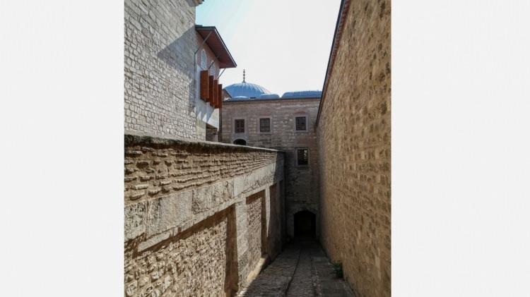 <div>Bu yol tam olarak 3. Avlu tabir ettiğimiz yerde, Harem bölümündedir. Perde Kapısı diye adlandırdığımız kapıdan sola döndüğümüzde Harem Ağaları Koğuşu, oradan da Harem Dairesi'ne erişiliyor. Harem Dairesi padişahların özel hayatını sürdürdüğü yerlerdir. O yüzden bu yolu sadece padişahlar kullanmıştır."</div>
<div> </div>