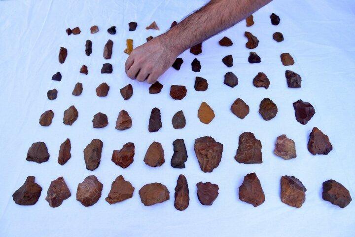 <p>Tunceli'nin Ovacık ilçesinde gerçekleştirilen arkeolojik yüzey araştırmaları sırasında, bir çobanın hayvan otlatırken gördüğü taş aletlerin olduğu alanda "Orta-Üst Paleolitik" ve "Epipaleolitik" döneme ait kalıntılar tespit edildi.</p>

<p> </p>
