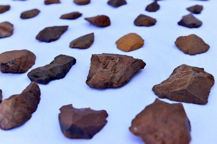 <p>Farklı il&ccedil;elerde b&uuml;t&uuml;n k&uuml;lt&uuml;rel d&ouml;nemleri tespit ettik Yontma taş d&ouml;nemine ait olduğu değerlendirilen kalıntıları Tunceli M&uuml;zesinde gazetecilere sergileyen akademisyen Yasemin Yılmaz, burada yaptığı a&ccedil;ıklamada, kentte 5 yıldır arkeolojik y&uuml;zey araştırmaları yaptıklarını hatırlattı.</p>
