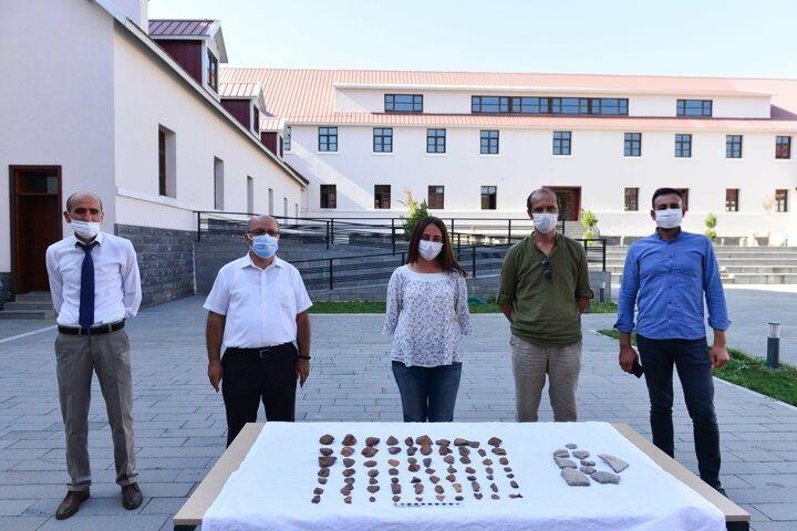 <p>Yılmaz, ama&ccedil;larının yeni arkeolojik alanlar tespit etmek olduğunu belirterek, ş&ouml;yle konuştu:&nbsp;</p>

<p>Bu yılki &ccedil;alışmalarımızda ise P&uuml;l&uuml;m&uuml;r, Ovacık ve &Ccedil;emişgezek'e odaklandık. Ovacık'ta cuma g&uuml;n&uuml;nden itibaren &ccedil;alışmaya başladık ve 4 g&uuml;n bu &ccedil;alışmalar s&uuml;rd&uuml;. Ovacık'taki &ccedil;alışmalarımızda epipaleolitik olarak adlandırdığımız ilk yerleşik toplumlardan hemen &ouml;nceki d&ouml;nemi tespit ettik. Bu d&ouml;nem bizim &ouml;nceki &ccedil;alışmalarımızda bulamadığımız bir d&ouml;nemdi. Epipaleolitik d&ouml;nem dediğimizde daha &ccedil;ok k&uuml;&ccedil;&uuml;k aletlerle kompozit aletlerin &ccedil;ıktığı bir d&ouml;nem olarak biliniyor. Yine konar-g&ouml;&ccedil;er bir yaşam bi&ccedil;imi var ve onlardan geriye genelde k&uuml;&ccedil;&uuml;k taş aletler kalıyor.</p>
