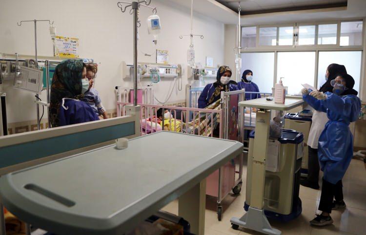<p>Kovid-19 salgını bütün dünyada olduğu gibi İran'da da etkisini artırmaya devam ederken Tahran yönetimi,  ilkokul, ortaokul ve liseleri yüz yüze eğitime açtı. Hükümetin bu adımına bazı siyasiler ve sağlık yetkilileri itiraz ederken, Cumhurbaşkanı Hasan Ruhani, derslere katılımda zorunluluk şartı aramayacaklarını ve çocukların evden uzaktan eğitim için hazırlanan programları takip edebileceğini açıkladı. </p>

<p>İran'da okulların açılmasının çocukların sağlığını tehlikeye atıp atmadığıyla ilgili tartışmalar sürerken AA ekibi Tahran'daki Ali Asgar Çocuk Hastanesi Kovid-19 bölümünü ve burada tedavi gören koronavirüs hastası çocukları görüntüledi. </p>
