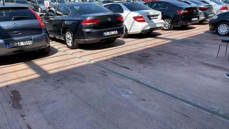 <p>Yaklaşık 400 bin kişinin yetki belgesi olmadan araç satın alıp yüksek satmak istemesi ile piyasanın etkilendiğini belirten Batı, Eylül ayında uygulanmaya başlayan araç sayış yetki belgesinin bu kontrolsüz artışı önleyeceğini ve fiyatlarda 3 ay içerisinde düşüşler olacağını ifade etti.</p>