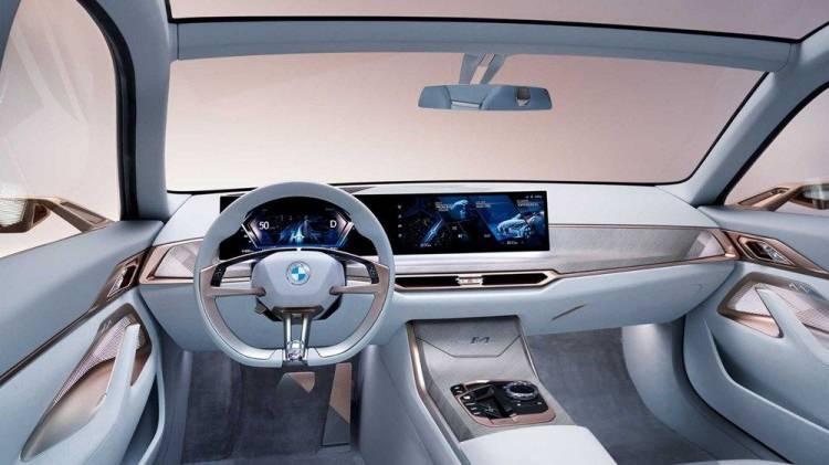 <p>BMW, aracın konsolundaki geniş ve kıvrımlı ekranın hem i4'ün seri üretim versiyonunda hem de iNext adlı gelecek elektrikli SUV modelinde yer alacağını belirtiyor.</p>
<p>Model Core, Sport ve Efficient adında 3 farklı sürüş modu bulunuyor. </p>
<p>BMW'nin açıklamasına göre Concept i4, 1 adet elektrik motoruna sahip ve bu elektrik motoru 537 beygir güç üretiyor. Aracın bataryası ise 80 kWh kapasitesinde ve 500 km civarında bir menzil sunuyor. </p>
<p>Aracın açıklanan 0'dan 100'e hızlanması ise 4.0 saniye. </p>