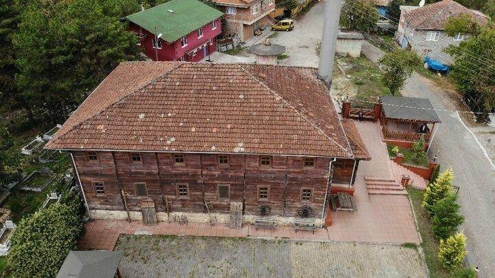 <p>Zonguldak'ın Çaycuma ilçesine bağlı Akçahatipler Köyü Merkez Camisi, 200 yılı aşkın süredir hizmet veriyor. İki asrı geçen zaman içerisinde çeşitli restorasyonlarla ayakta kalan çivisiz cami, adeta zamana meydan okuyor.</p>

<p> </p>
