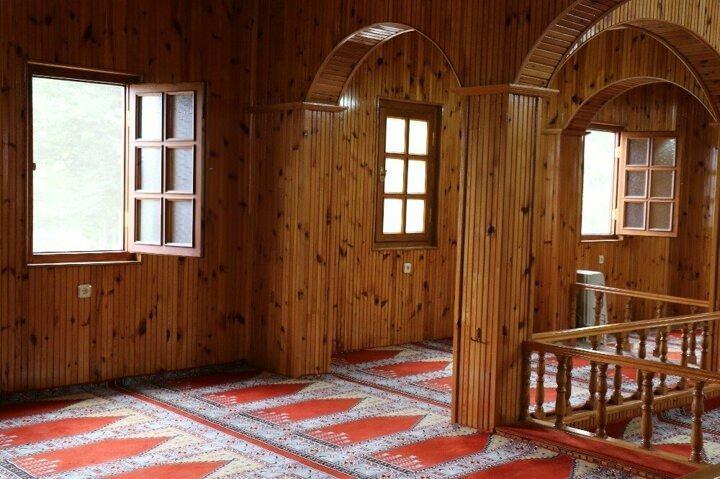 <p>Resmi kayıtlarda inşa tarihi kesin olarak bilinmeyen Akçahatipler Köyü Merkez Camisi, iki asrı aşkın süredir cemaatini ağırlıyor. Anadolu'daki ahşap mimarinin iyi örneklerinden birini oluşturan cami, yapıldığı dönemden bugüne çevresindeki 10'u aşkın köye hitap ediyor.</p>
