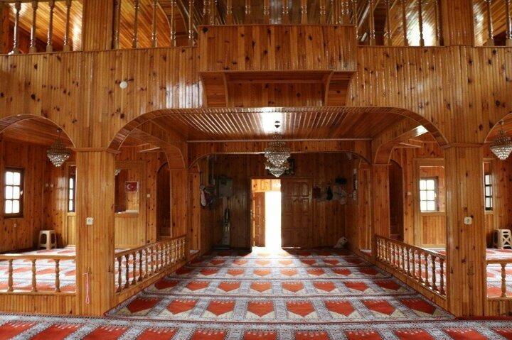 <p>Çivisiz olarak yapılan caminin diğer camilerden farklı bir özelliğinin de namazda rüku ve secdenin daha kolay olması için kıble yönüne doğru yüzde 10 eğimli yapıldığı belirtildi. Camide iki asır önce yapıldığı düşünülen ahşap zikir tespihleri de özenle korunuyor.</p>