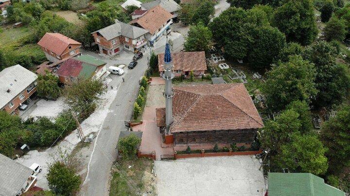 <p>Çeşitli dönemlerde restore ettirilerek adeta zamana direnen cami, köy ziyaretine gelen turistlerin de büyük ilgisini çekiyor. Drone ile havadan görüntülenen caminin ahşap dış görüntüsü de izleyenleri kendine hayran bırakıyor.</p>
