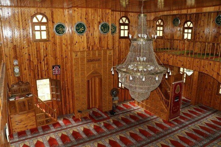<p>"Caminin eksikliklerini köylü gidermeye çalışıyor"<br />
<br />
Köy muhtarı Nizamettin Akkaya, caminin köylünün destekleri ile bugüne kadar gelebildiğini ifade etti. Caminin köye gelen herkesin ilgisini çektiğini ifade eden Akkaya, yetkililerden destek beklediklerini belirterek şöyle dedi:</p>