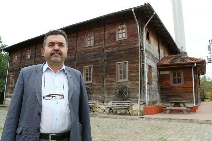 <p>Kalabalığa yetersiz gelince ikinci kat büyüklerimiz tarafından yapılıyor. O günden bugüne köyümüzce tamiri ve bakımı sürmüştür. Şu anda belki de Ankara'dan bu tarafa böyle cami yok. Biz şanslıyız. Aslında yetkililer de buraya geldiklerinde caminin harika olduğunu söylüyorlar. Ama destek görmüyor.</p>
