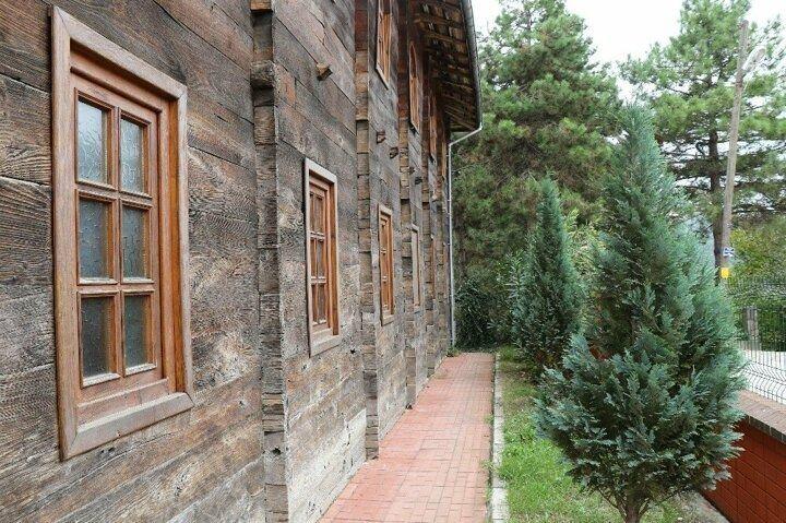 <p>Bir cam kırılsa, kiremit kırılsa köylümüz tamir ettirmeye çalışıyor. Bu caminin uzun yıllar daha ayakta durması için yardıma ihtiyacımız var. Milletvekillerimizden, bürokratlardan çok yardım istedik. Artık bu camimizin destek görmesi gerektiğini düşünüyoruz."</p>
