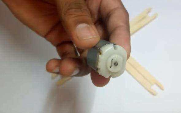 <p>Ardından minik 6V'lik motoru eline aldı.</p>