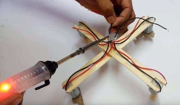 <p>Elektrik kontrolünü de elektrikli tornavida ile yapıyor.</p>