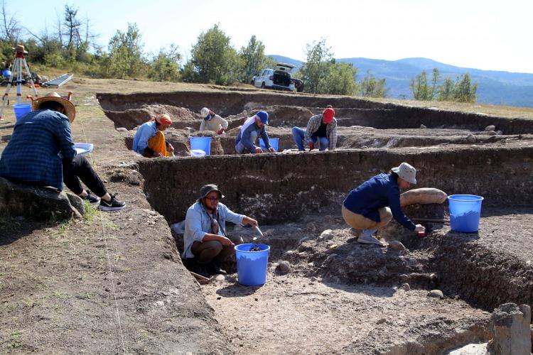 <p>Kastamonu’nun Araç ilçesinde yürütülen pek çok tarihi eserlerin bulunduğu Kahin Tepe’de kazı çalışmaları devam ediyor. </p>
