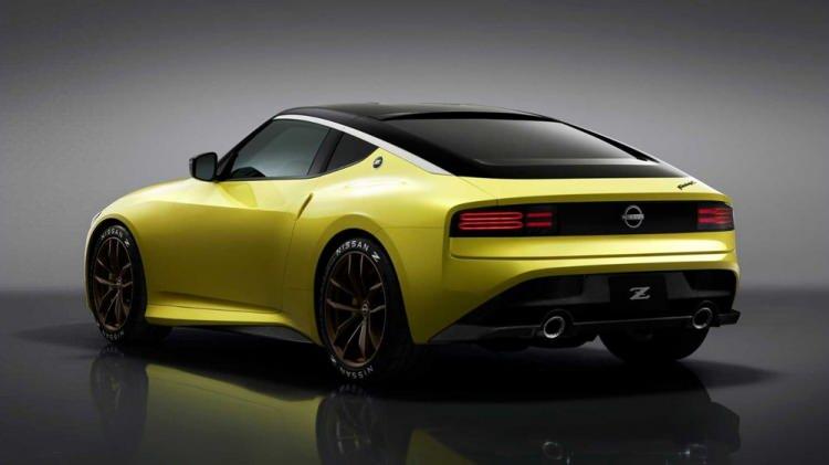 <p>Nissan Z Proto'nun parlak sarı rengi ilk jenerasyon<strong> </strong>240'a gönderme yapıyor.</p>
<p>Z Proto'nun uzunluğu 4381 mm, genişliği 1849 mm, yüksekliği de 1310 mm.</p>