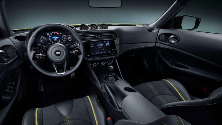 <p>Aracın iç tasarımı dışı kadar retro değil. 350Z ve 370Z modellerinde olduğu gibi araç yine iki koltuklu. </p>
<p>12.3 inç'lik bir dijital gösterge panelinin yer aldığı konsolda, 9 inç boyutunda bilgi eğlence ekranına yer verilmiş. </p>