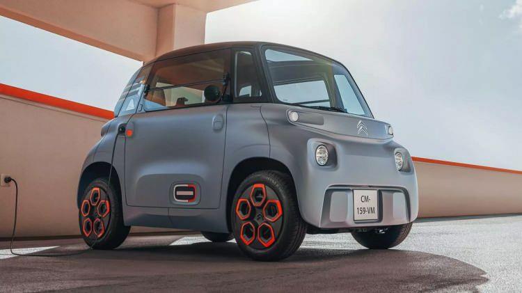 <p><span style="color:#FF8C00"><strong>CİTROEN'DAN YENİ 'ARKADAŞ'</strong></span></p>

<p>Citroen şehir içİ ulaşım için tasarlanmış 2 kişilik ehliyet gerektirmeyen aracını tanıttı.</p>

<p>Fransızca 'Arkadaş' anlamına gelen Ami, kompakt yapısıyla motosikletlere alternatif 4 tekerlekli bir çözüm olarak sunuluyor. </p>
