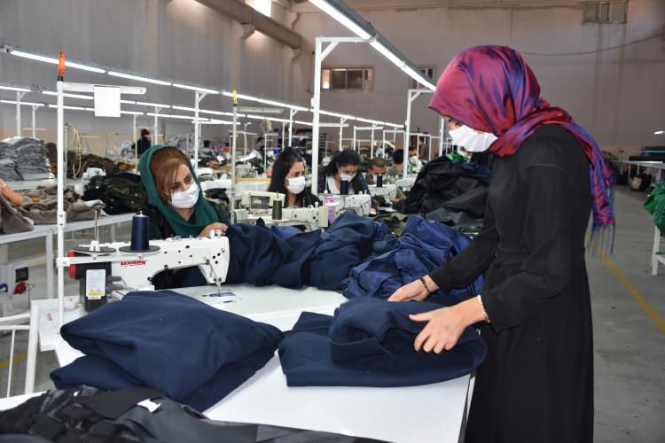 <p>Şu an iş birliği yaptıkları firmaların olduğunu aktaran İşleyen, kadın ve erkek kabanları ürettiklerini, işlerini olumsuz etkileyen salgının bitmesiyle hızla büyümeyi hedeflediklerini dile getirdi. </p>
