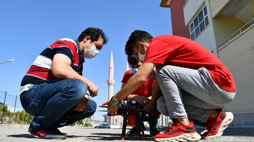 <p>Karadeve, "Destekler geldiğinde İHA'mızın özelliklerini daha da üst seviyeye çıkarmayı hedefliyoruz. Örneğin görüntü işleme eklentisi ve kendi yazılımımızı geliştirerek savunma sanayisine sürü İHA'lar kategorisinde faydalı olabileceğimize inanıyoruz. Sürü İHA'lar özellikle sınır keşiflerinde büyük görevler üstlenerek askerlerimize yardımcı olacaktır." dedi.</p>

<p> </p>
