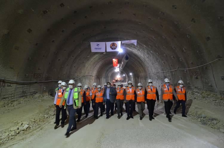 <p>Kırkdilim projesinin aynı zamanda yeni Türkiye’nin ayak sesleri olduğunu dile getiren Kavuncu, dünya olağanüstü bir dönemden geçerken yatırımlar dip yaparken hamdolsun Türkiye lider ülke ilerleyişine hızla devam ettiğini belirtti.</p>