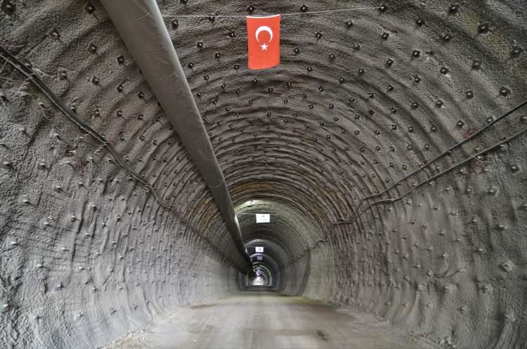 <p>2008-2011 yılları arasında Kırkdilim’deki yol genişletme çalışmaları yapılan Kırkdilim, 3 şeritli hale getirilmiş ve sürücüler için büyük kolaylık sağlanmıştı. Ancak bir süre sonra yamaçlardan düşen kaya parçaları tehlike oluşturmaya başlamış, zaman zaman yol trafiğe kapatılmıştı.</p>