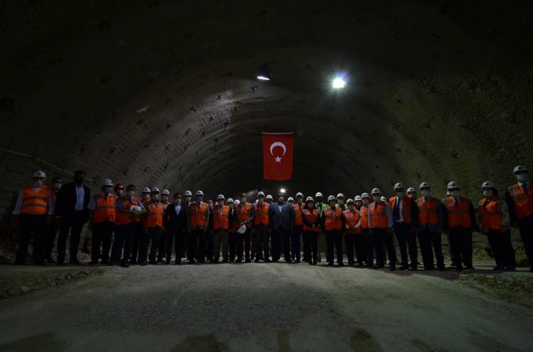 <p>Bunun üzerine bölgedeki ulaşım sorunun çözümüne yönelik tekrar çalışma başlatılarak Kırkdilim’in tünellerle geçilmesi için proje hazırlandı.</p>