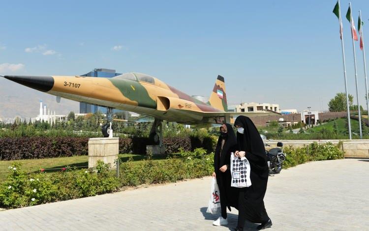<p> İran'ın başkenti Tahran'daki Kutsal Savunma Müzesi, İran ile Irak arasında 8 yıl devam eden kanlı savaşa tanıklık ediyor. Müzede, İran-Irak Savaşı'nda kullanılan teçhizat ve silahlar ile hayatını kaybedenlere ait eşyalar sergileniyor.</p>
