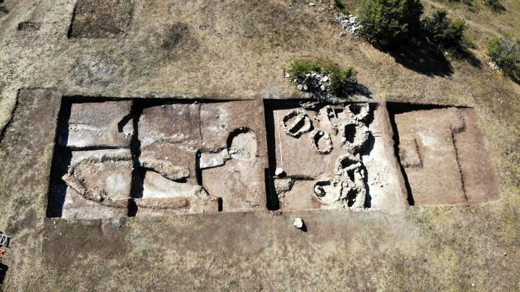 <p>Anadolu tarihinin daha keşfedilmemiş pek çok yerleşime gebe olduğunu gördük. Çok daha büyük keşifler bizi bekliyor. Ezber bozan kazı, ezber bozmaya devam edecek." sözlerine yer verdi.</p>
