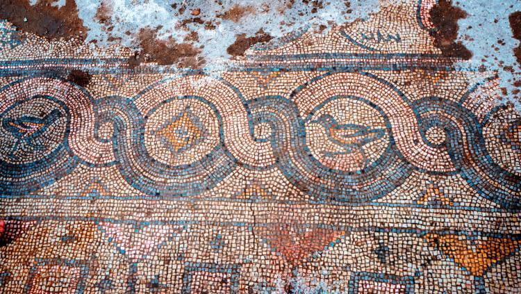 <p>- Kilise ortaya çıkarıldı</p>

<p>Yürütülen kazıda insan ve hayvan figürleri, geometrik ve bitkisel motiflerin yanı sıra 9 satırlı Estrangelo (Antik Süryanice) stilinde kitabesi bulunan mozaik tabanlı bazilikal planlı bir kilise ortaya çıkarıldı.</p>
