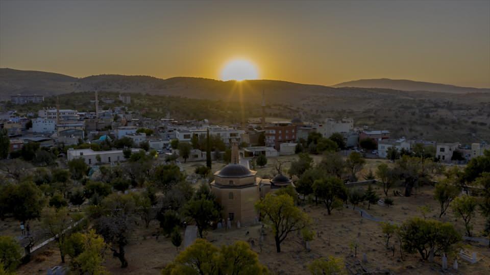 <p><strong>"GÜNEŞİ BURAYA İNDİRMEKLE ÇOK FARKLI MESAJLAR İLETİYOR"</strong></p>

<p>Tillo Belediye Başkanı İdham Aydın da 5 bin yıllık geçmişi olan ilçenin uzun yıllar öncesinde bilimde zirve yaptığını anlattı.</p>
