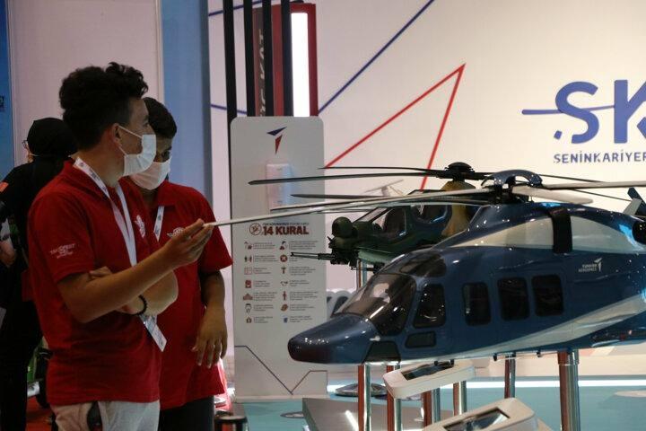 <p>Ön prototip diyeceğimiz, helikopter üzerine yerleştirme açısından önemli olan motor prototiplerini alacağız. TUSAŞ Motor Sanayii çok başarılı şekilde motoru geliştirmekte. Motoru da dahil ettiğimiz zaman Gökbey helikopterimiz tamamen yerli ve milli bir helikopter olacak, hiçbir sistem bakımından dışarıya bağımlı olmayan, herhangi bir kısıtı bulunmayan hale gelecek. Böylelikle dünyada gerçekten bir helikopteri bütünüyle kendisi tasarlayıp üreten 6-7 ülkeden biri olacağız. Bazı ülkeler helikopter geliştiriyor ama motorunu, dinamik sistemini belli bir helikopterden alıp kendilerine adapte etmek gibi ortak çalışma ağırlıklı bunu yapıyorlar. Gökbey helikopterimizin halihazırda dişli kutusu, palleri, rotoru, hub sistemi, aviyonik sistemleri, iniş takımı kendi tasarım ve üretimimiz. Buna motoru da eklediğimiz zaman tamamen yerli ve mili olacak."</p>