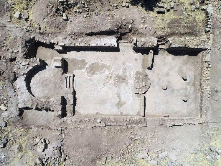 <p>Mardin'in Derik ilçesinin Göktaş Mahallesi'nde kaçak kazıda bulunan 396 yılında inşa edilen kiliseye ait olduğu belirlenen mozaiklerin bulunduğu alanda kurtarma kazısı başlatıldı.</p>
