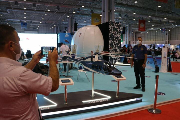 <p>İkinci T70 helikopteri de motor çalıştırdı<br />
<br />
T70 helikopterinin üretiminden sorumlu olduklarını hatırlatan Yıllıkçı, şu değerlendirmede bulundu:<br />
​<br />
​ "Helikopterin üzerine özel bir aviyonik konfigürasyonu geliştiriliyor. Onun testleri ve kalifikasyonu tamamlandığında helikopter uçmaya hazır olacak. İkinci helikopterin de motorunu çalıştırdık. </p>
