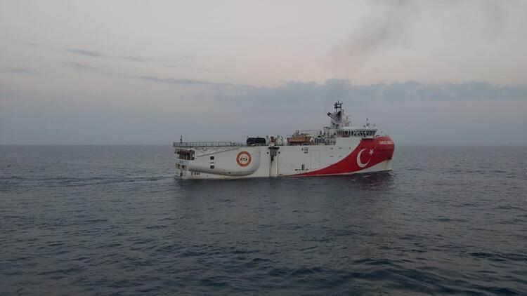<p>Türkiye'nin süper güçleri rahatsız eder bir şekilde bölgesel hakimiyet istediğini savunan Washington Post makalesinde, "Kriz iki ülkeyi silahlı çatışmanın kıyısına getirdi... Her iki taraf da Doğu Akdeniz’e kıyısı olan devletlerle anlaşmalar yaparak pazarlık güçlerini arttırmayı deniyor. Türkiye Libya ile, Yunanistan da Mısır ile bunu yapıyor" denildi.</p>
<p> </p>