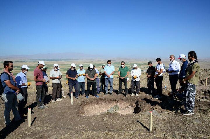 <p>"Malazgirt Savaş Alanının Tespiti, Tarihi ve Arkeolojik Y&uuml;zey Araştırma" projesi kapsamında &Ouml;renşar k&ouml;y&uuml;n&uuml;n sırtlarındaki 1800 rakımlı tepede başlatılan kazı &ccedil;alışmaları devam ediyor.</p>
