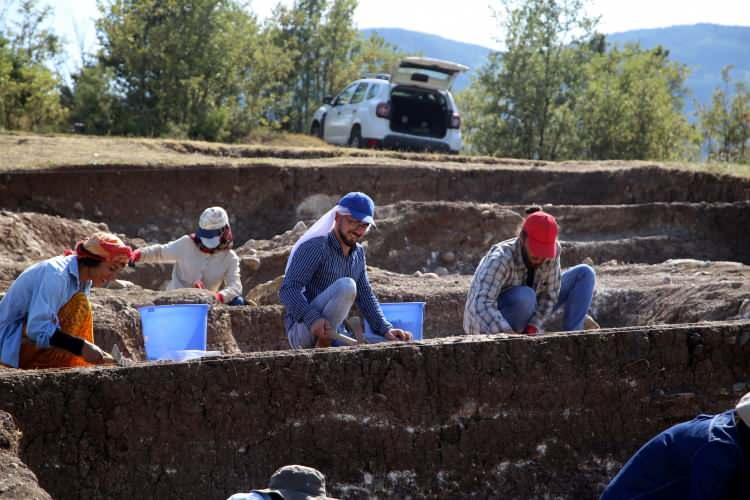 <p>Araç ilçesinin Kahin Tepe mevkisinde 2018 yılında başlayan kazı çalışmaları, Kültür ve Turizm Bakanlığı Kastamonu Müze Müdürlüğü başkanlığında gerçekleştiriliyor. </p>
