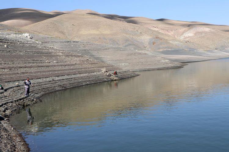 <div>Yetkililerin buna bir el atmasını istiyoruz. Baraj kapakları bozulmuş ve buradaki su azalıyor. </div>