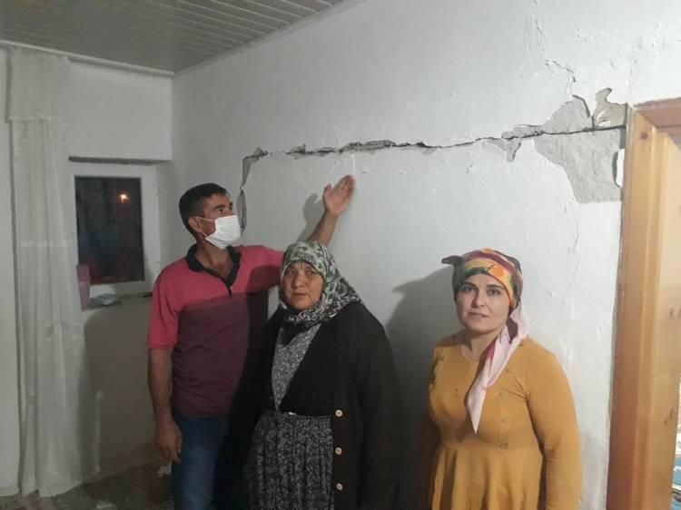 <p>Öte yandan depremi yaşayan vatandaşlar ise büyük bir gürültü ve uğultu sesinin geldiğini, daha sonra da sallandıklarını anlattı. AFAD ekiplerinin bölgedeki çalışması devam ediyor.</p>