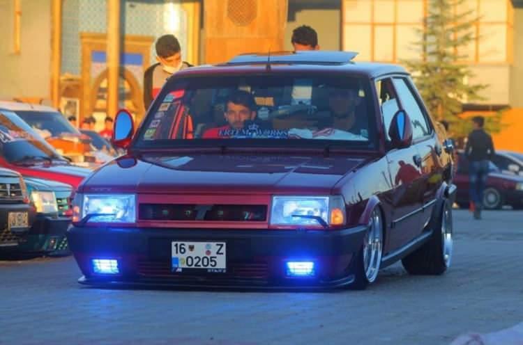 <p><strong>Aracı Ankara’ya götürüp üstüne sunroof açtırdık. İşçiliği profesyonel. Far sis uygulaması yaptık, stoplarını değiştirip el tasarımı krom stop taktık içine. İçi komple dizayn edildi. El yapımı her şey. Aracın camlarını komple değiştirip, renkli cama çevirdik. Arka camlarında kelebek iptali vardı. Onları yaptık”</strong> dedi.</p>