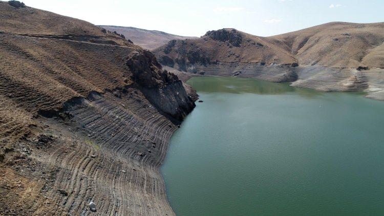 <div>Baraj gölünün su seviyesi iddiaya göre baraj kapaklarının arızalanması nedeniyle son aylarda, 10 metreye kadar düştü. </div>
