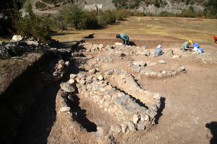 <p>Çalışmanın Karadeniz Bölgesi açısından da çok önemli olduğunu vurgulayan Ayengin, "Kahin Tepe, Karadeniz'deki Akeramik Neolitik Dönem'e ait en eski tapınım alanı. </p>
